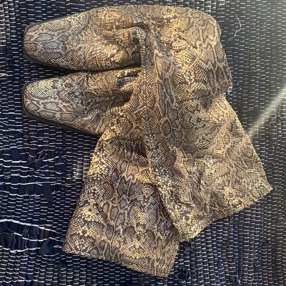 Beautiful leopard boots - Picture 3 of 3